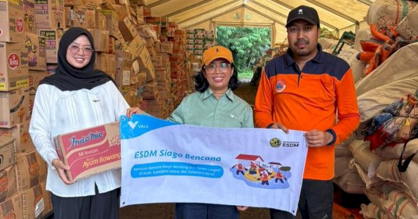 PT Vale Serahkan Bantuan Kemanusiaan Bagi Korban Bencana bersama KemenESDM