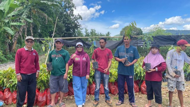 DLHK Sulsel Serahkan Bantuan Bibit MPTS ke kelompok di 22 Wilayah Kerja