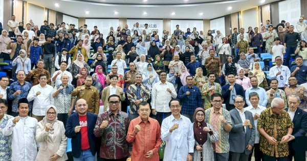 Di Unhas, JK Soroti Perangkap Pendapatan Menengah dan Ketergantungan SDA Indonesia