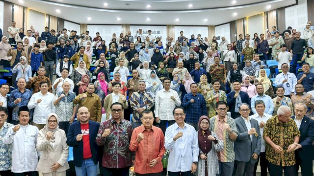 Di Unhas, JK Soroti Perangkap Pendapatan Menengah dan Ketergantungan SDA Indonesia