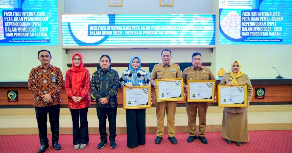 Wagub Sulsel Terima Penghargaan BKKBN atas Dukungan Bangga Kencana