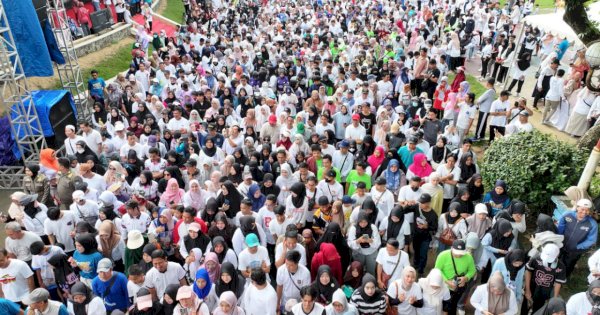 Gubernur Sulsel Lepas Ribuan Peserta Jalan Sehat Anti Mager di Pangkep