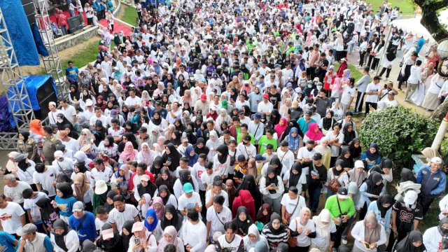 Gubernur Sulsel Lepas Ribuan Peserta Jalan Sehat Anti Mager di Pangkep
