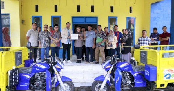 Bupati Barru Serahkan Dua Motor Pengangkut Sampah Bantuan CSR BRI
