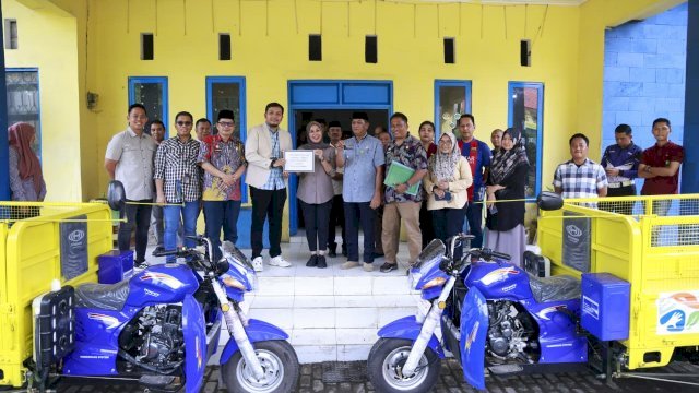 Bupati Barru Serahkan Dua Motor Pengangkut Sampah Bantuan CSR BRI