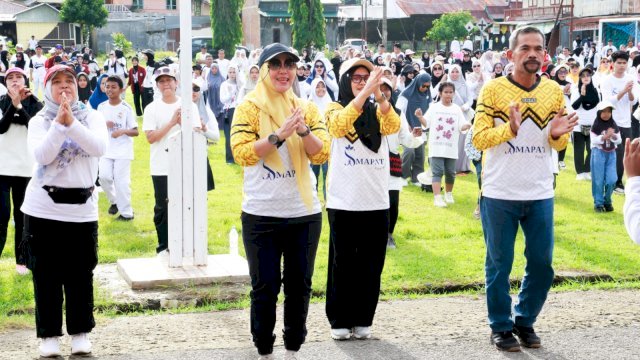 HUT ke-27 SMAN 4 Barru, Bupati Andi Ina Ikut Jalan Santai Bersama Siswa dan Alumni