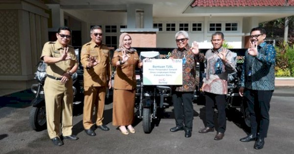 Pemkab Barru Terima Bantuan Armada Sampah TJSL dari BNI