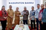 Dukung Gerakan Cinta Barru, BNI Regional 07 Makassar Serahkan Bantuan Armada Sampah