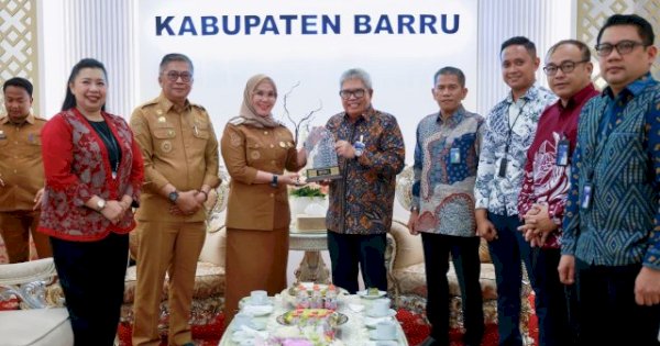 Dukung Gerakan Cinta Barru, BNI Regional 07 Makassar Serahkan Bantuan Armada Sampah