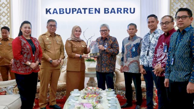Dukung Gerakan Cinta Barru, BNI Regional 07 Makassar Serahkan Bantuan Armada Sampah