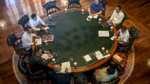 Presiden Prabowo Subianto menerima sejumlah menteri kabinet Merah Putih dalam pertemuan yang digelar di kediaman pribadinya Hambalang, Bogor, pada Selasa, 23 Desember 2025. (Foto: Biro Pers Sekretariat Presiden)