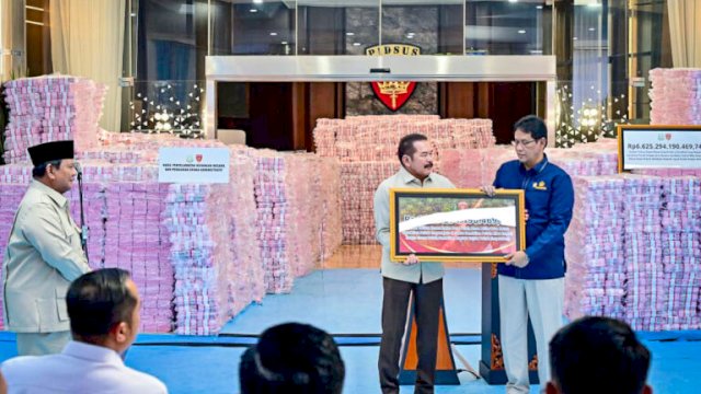 Presiden Prabowo Subianto menyaksikan penyerahan laporan capaian hasil Satuan Tugas Penertiban Kawasan Hutan (Satgas PKH) dan penyelamatan keuangan negara tahun 2025 yang digelar di Gedung Utama Kompleks Kejaksaan Agung Republik Indonesia, Jakarta, pada Rabu, 24 Desember 2025. (Foto: BPMI Setpres)