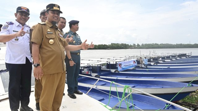 Gubernur Sulsel Andi Sudirman Serahkan 20 Unit Kapal 5 GT untuk Nelayan
