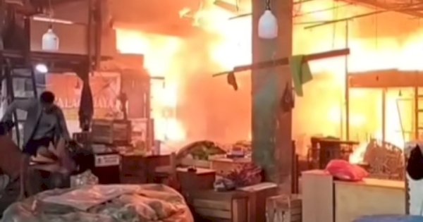 350 Kios Pasar Induk Kramat Jati Hangus Terbakar
