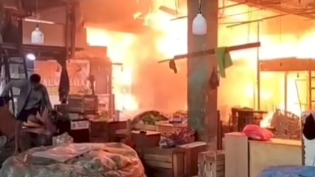 Penampakan api melalap Pasar Kramat Jati, Jakarta Timur. (foto: Jakarta Update) 