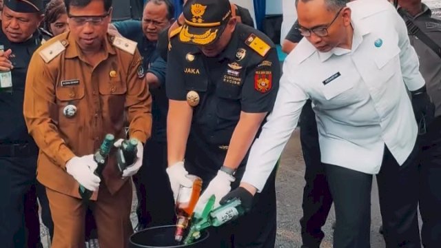 Direktorat Jenderal Bea dan Cukai Sulawesi Bagian Selatan (Sulbahsel) saat memusnahkan barang ilegal hasil penindakan sepanjang Januari hingga 30 November 2025 di Lapangan BDK Makassar, Kompleks GKN, Jalan Urip Sumoharjo, Makassar, Senin (15/12/2025).