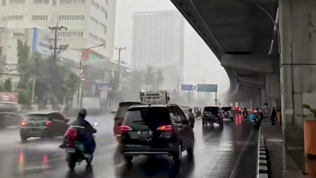 Jalan AP Pettarani, Makassar saat diguyur hujan. 