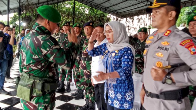 Bupati Barru Andi Ina Kartika Sari didampingi Kapolres Barru, AKBP Ananda Fauzi Harahap bersalaman dengan Danpussenif Letjen TNI Iwan Setiawan, usai upacara hari juang Infanteri ke 77 tahun di Lapangan M Jusuf, Kodam Hasanuddin, Makassar, Jumat (19/12/2025). (Batanews.com/Wahyu) 