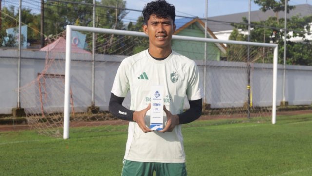 Kiper PSM Makassar, Hilman Syah saat mendapatkan penghargaan Sav Of The Month November Super League 2025-2026. (Sumber: Super League) 
