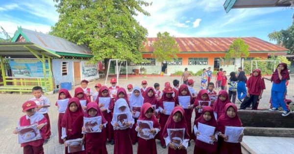 Pemkab Maros Bagikan 15.296 Seragam Gratis Bagi SD dan SMP