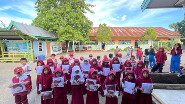 Pemkab Maros Bagikan 15.296 Seragam Gratis Bagi SD dan SMP