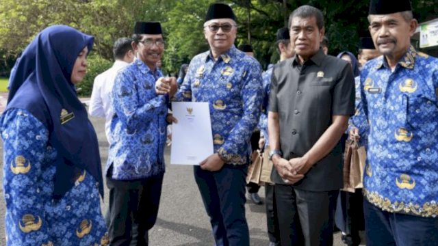 Hadiri Hari Kesadaran Nasional, Wabup Barru Abustan Serahkan SK Pensiun Kepada 10 ASN