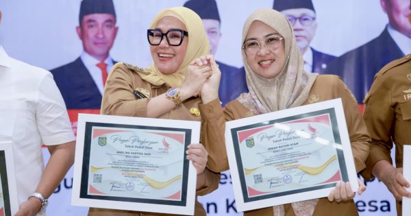 Komitmen Kuatkan Ekonomi Berbasis Koperasi, Pemkab Barru Diganjar Penghargaan dari Kemendes