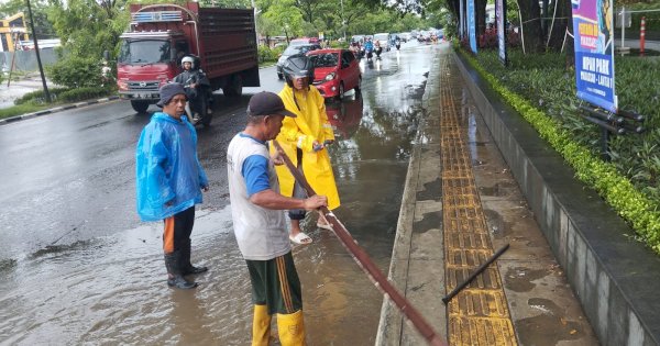 Hujan Guyur Makassar, Dinas PU Kerahkan 40 Satgas Tangani Genangan di Titik Kritis