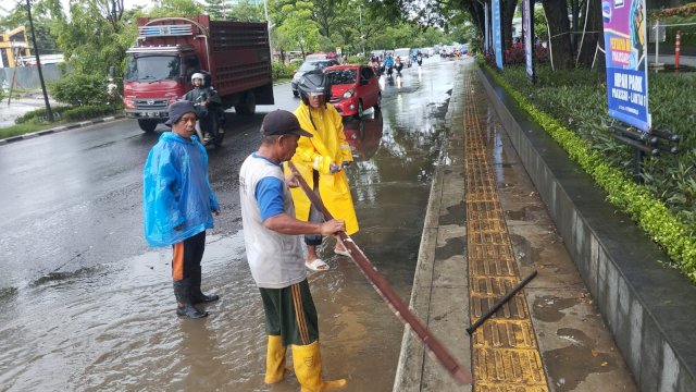 Hujan Guyur Makassar, Dinas PU Kerahkan 40 Satgas Tangani Genangan di Titik Kritis
