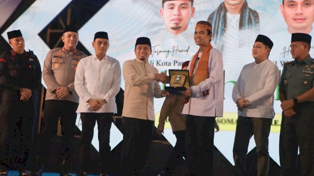 Tabligh Akbar, Tasming Hamid Minta Doa Ustadz Abdul Somad untuk Parepare
