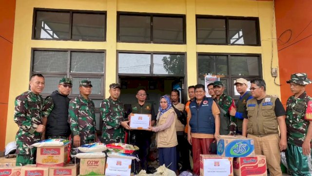 Kodim 1408 Makassar Evakuasi Warga dan Salurkan Bantuan Untuk Korban Banjir di Katimbang&nbsp;