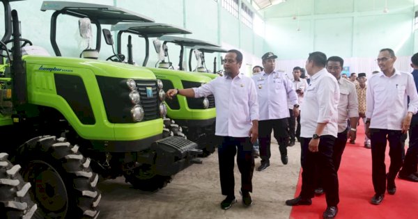 812 Kelompok Tani Sulsel Terima Alsintan, Gubernur Sulsel: untuk Wujudkan Swasembada Pangan