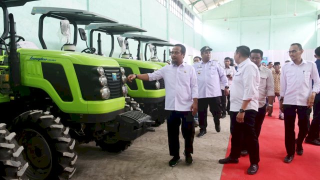 812 Kelompok Tani Sulsel Terima Alsintan, Gubernur Sulsel: untuk Wujudkan Swasembada Pangan