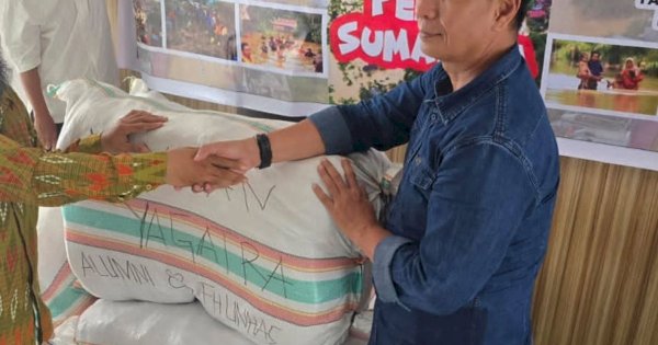 Gubernur Sulsel Terima Bantuan Yagatra Alumni FH Unhas 83 untuk Korban Bencana Aceh Tamiang