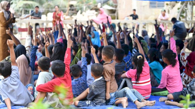Kegiatan belajar mengajar di salah satu wilayah di Sumatera pasca banjir bandang dan tanah longsor beberapa waktu lalu. (Foto: Kemendikdasmen) 