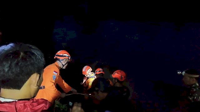 Basarnas Makassar Lakukan Operasi SAR Cari satu Orang Hanyut di Sungai Belapunraga