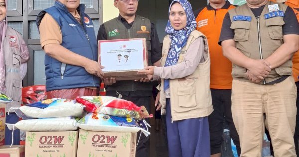 BPBD Sulsel Serahkan Bantuan Logistik Ke Pengungsi Banjir Kelurahan Katimbang