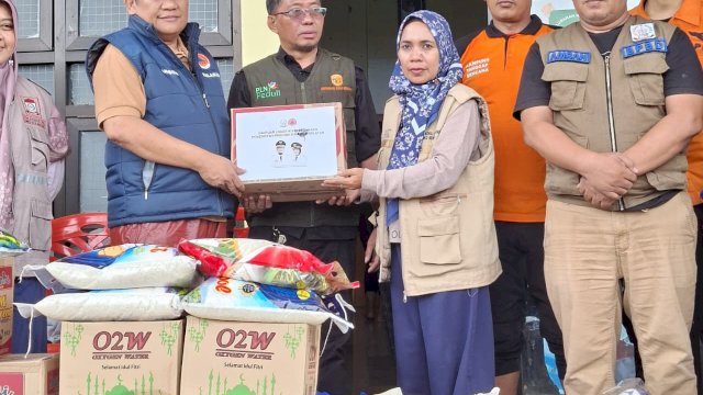 BPBD Sulsel Serahkan Bantuan Logistik Ke Pengungsi Banjir Kelurahan Katimbang