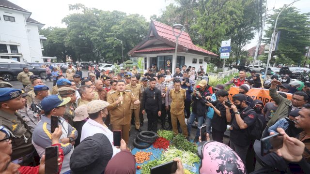 Temui Pendemo, Walkot Makassar: Silakan Berdagang, Tapi Bukan di Tempat Terlarang