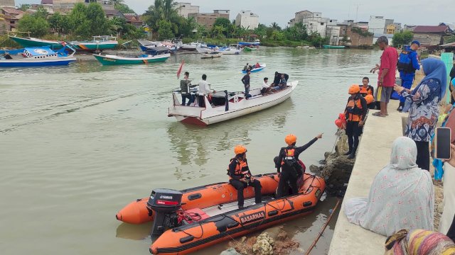 Basarnas Makassar bersama unsur SAR melakukan pencarian terhadap nelayan asal Wajo diduga tenggelam. (Foto: Basarnas Makassar) 