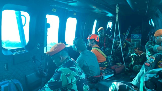 Helikopter TNI AU dikerahkan cari pesawat ATR 400 yang hilbng kontak di wilayah vntara Maros dan Pangkep. (foto: Istimewa) 