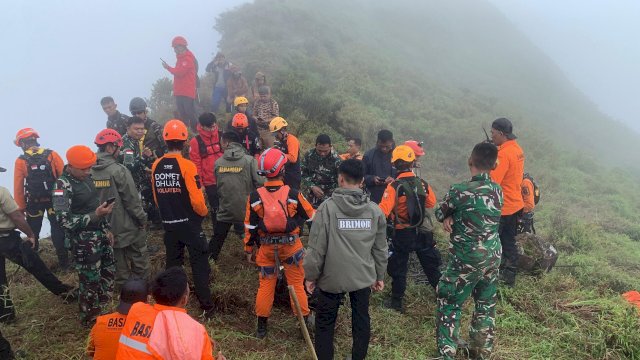 Tim SAR Gabungan melakukan pencarian korban pesawat ATR 42-500 yang jatuh di kawasan Gunung Bulusaraung, Kabupaten Pangkep, Sulsel. (foto: Basarnas Makassar) 