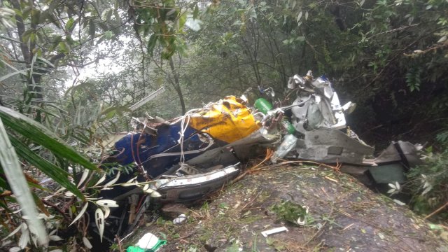 Badan pesawat ATR 42-500 yang ditemukan Rim SAR gabungan di Gunung Bulusaraung, Kabupaten Pangkep-Maros. (foto: Basarnas Makassar) 