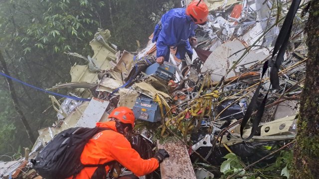 Tim SAR gabungan mengevakuasi serpihan kokpit pesawat ATR 42-500 yang jatuh di Pegunungan Bulusaraung, Kabupaten Pangkep, Sulsel. (Foto: Basarnas Makassar) 