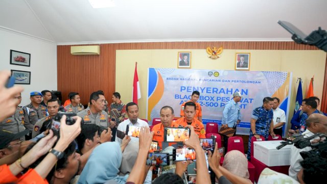 Gubernur Sulsel Saksikan Penyerahan Black Box Pesawat ATR 42-500 PK-THT
