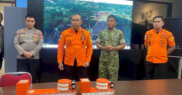 Black Box Pesawat Diserahkan ke Kepala Basarnas di Makassar, Akan Diberikan ke KNKT