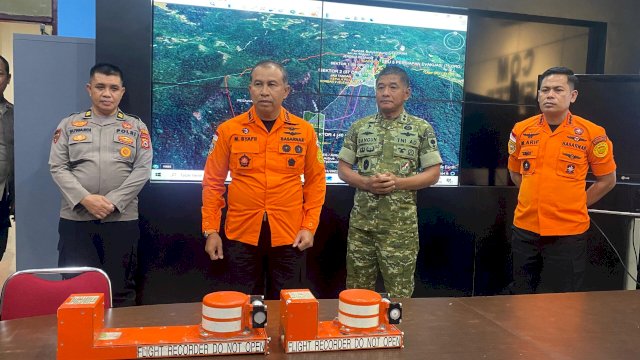Black Box Pesawat Diserahkan ke Kepala Basarnas di Makassar, Akan Diberikan ke KNKT