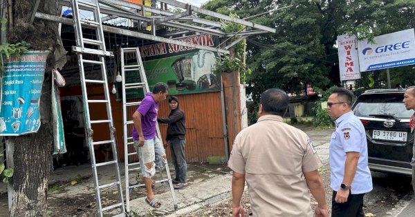 Puluhan Tahun Berdiri Diatas Trotoar, Pemkot Tertibkan 19 Lapak PKL di Jalan Sultan Alauddin