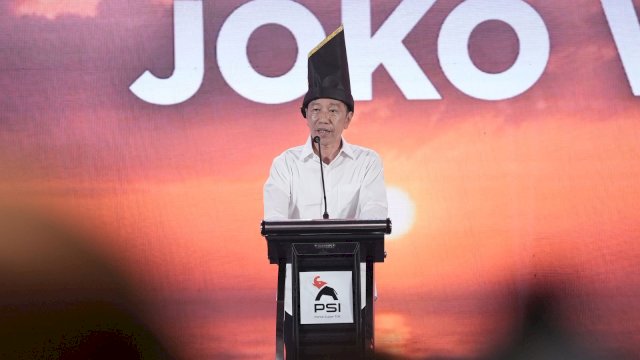 Presiden ke-7 Indonesia, Jokowi saat menghadiri Rakernas PSI, di Hotel Claro, Makassar, Sabtu (31/1/2026). 