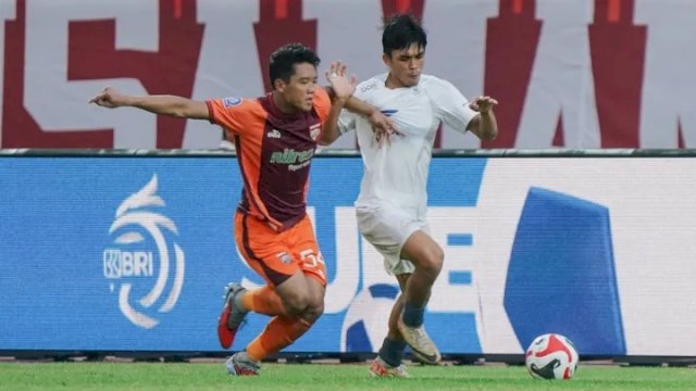 Duel pemain PSM vs Borneo di Stadion Segiri Samarinda, pada pekan ke-16 Super League 2025-2026, Sabtu (3/1/2026). (Official PSM) 